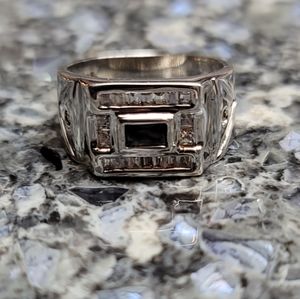 Vintage Sterling Silver Ring With CZ Onyx Surrounded by Cubic Zirconias 8g